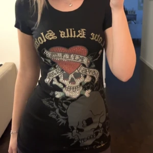 Ed Hardy t-shirt - Storlek S, väldigt lång så skulle typ kunna användas som en kort klänning💗Många av stenarna har fallit av därav priset