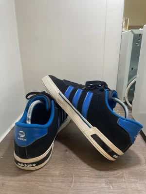 Vintage skor Adidas - Storlek 43  använda men riktigt snygga   möts stockholm annars köpare står för frakt och paketering. kan gå ner i pris vid snabb affär