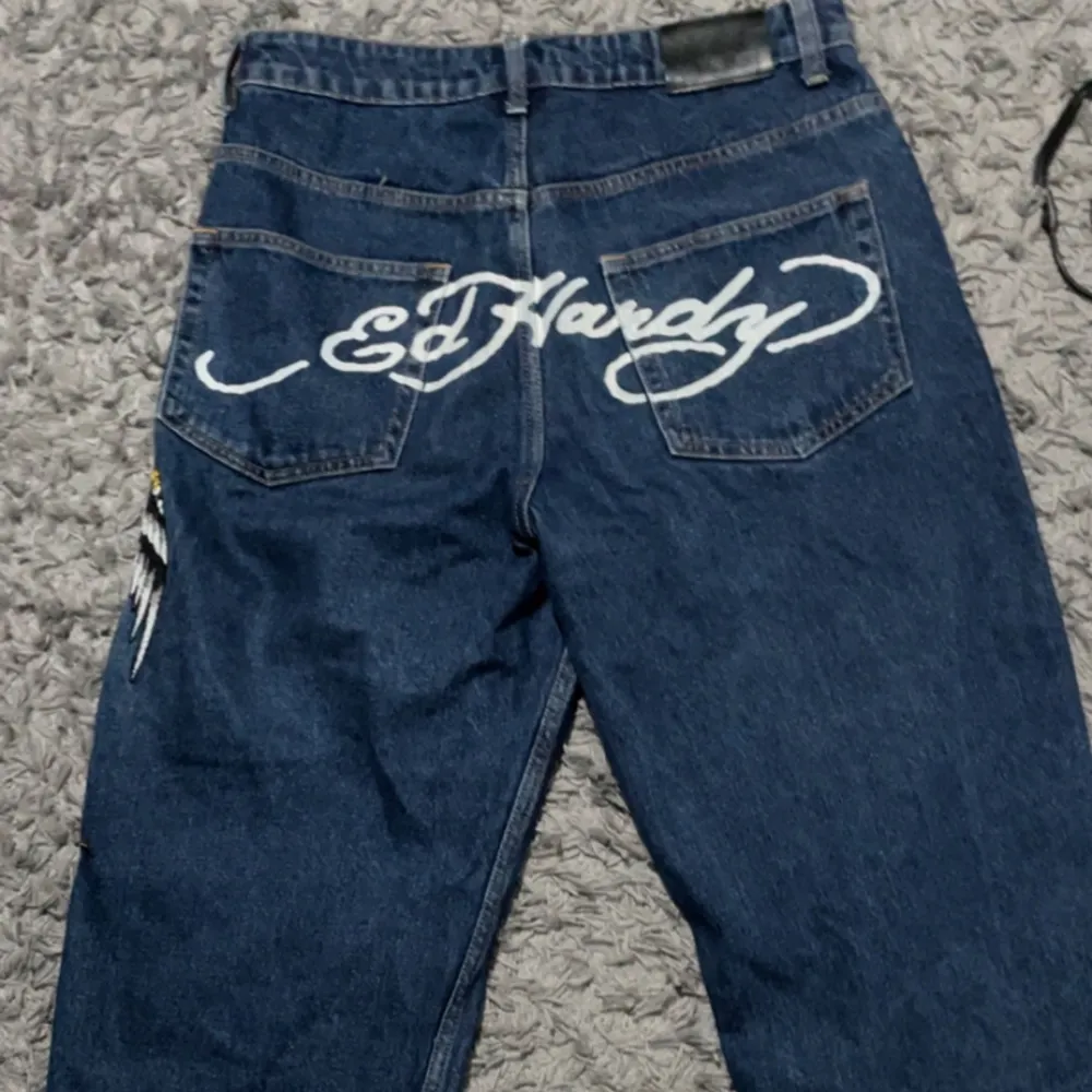 Ed hardy jeans som är knappt använda. Nypris är 1400 på zalando. Använda runt 5 gånger.  Sitter baggy, jag på bilden är ungefär 174 lång.. Jeans & Byxor.