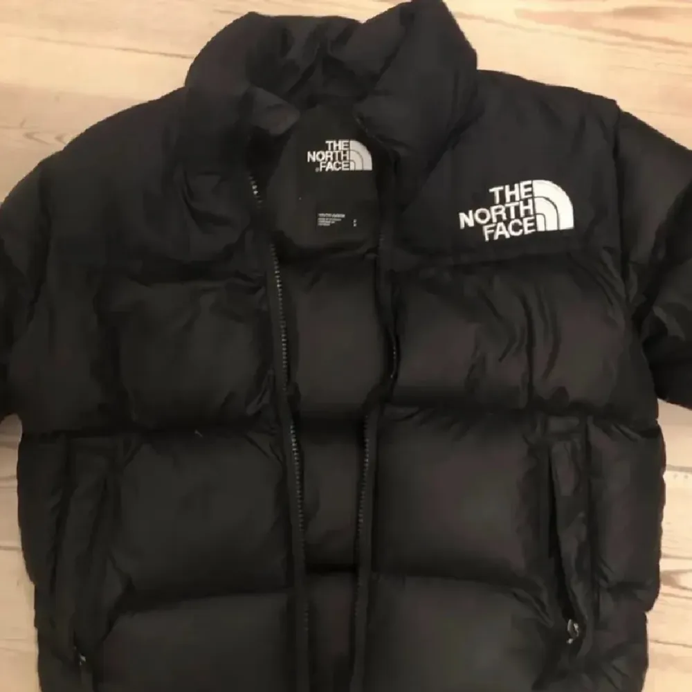 Säljer min north face jacka då den inte används längre! Inga defekter, köpt för va 2 år sen men använd endast en handfull gånger! Kontakta om ni har frågor ☺️. Jackor.