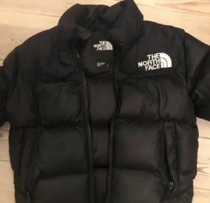 North face jacka - Säljer min north face jacka då den inte används längre! Inga defekter, köpt för va 2 år sen men använd endast en handfull gånger! Kontakta om ni har frågor ☺️