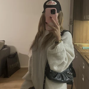 Supermysig tröja  - Assnygg tröja från H&M köpt förra året, knappt använd. 💕Storlek XL men sitter som M/L.