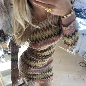 Klänning - SUPER snygg klänning!! Köpt dyrt och därav också jätte bra kvalitet!!💘💘perfekt utomlands, på en middag, fest eller nyår mm