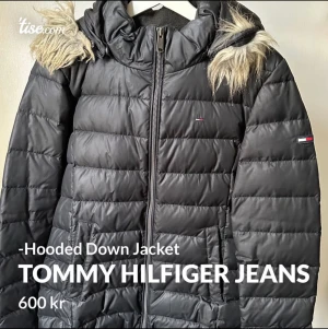 TOMMY HILFIGER HOODED DOWN JACKET - •Storlek L (liten i storleken) •Konstpäls •Använd sparsamt i 1 säsong •Inga märkbara skador/fel på jackan •Inköpt 2019 •Nypris 2600kr •Frakt tillkommer
