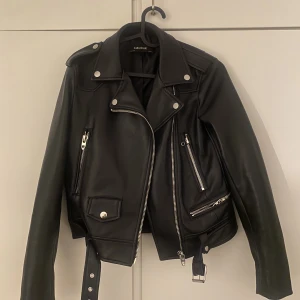 Skinnjacka zara - Skinnjacka från zara st 36 Finns i Umeå , köpare står för frakt 