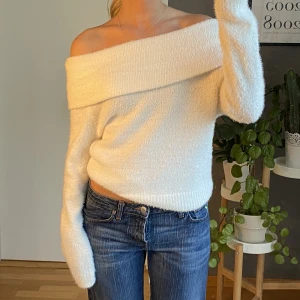 Stickad off shoulder tröja - Vit fluffig off shoulder tröja från H&M i storlek S ☺️🙏