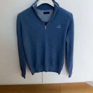 Halv zip Gant - Riktigt Stilig ljusblå Gant Half zip i bomull st S, som passar till nästan vad som helst. Säljer för endast 599kr! Ordinarie pris: 1400kr   Mitt pris: 750kr   INGÅR- Fri frakt vid snabbt köp. 
