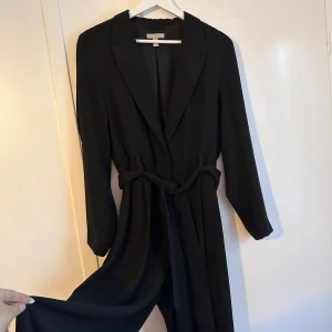 Svart jumpsuit  - svart jumpsuit från H&M, använd endast en gång. 