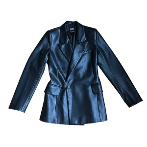 zara läderkavaj/blazer - säljer denna jättefina läderkavaj/blazer i läderimitation som är i bra skick och har inga defekter. kavajen har bara använts två gånger. nypris 559kr. om du har frågor så är det bara att kontakta mig.
