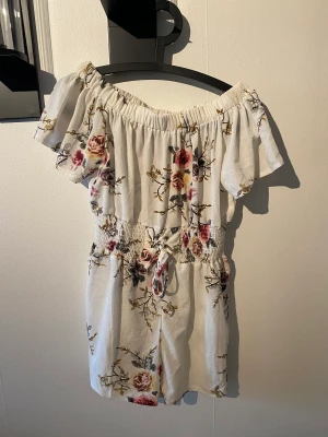 Blommig playsuit - Blommig playsuit, aldrig använd 