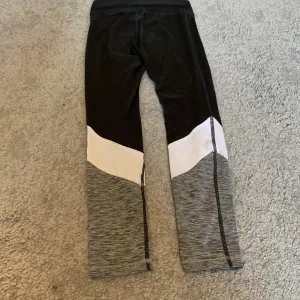 Tränings byxor  - Säljer dessa jättefina tränings byxorna från hm i nytt sick. I väldigt mjukt materia