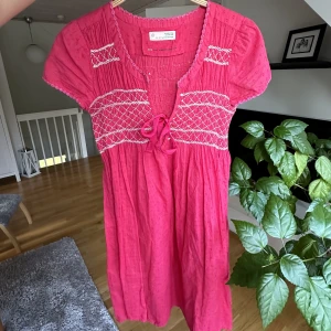 Sommarklänning - Somrig mörkrosa klänning med vita detaljer från Odd Molly🩷 Passar någon som bär storlek xs/s. Hör av dig vid frågor!