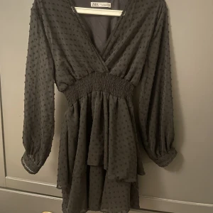 Zara klänning - Sjukt fin zara klänning med svarta prickar, kort med volanger som kjol. Nästan inte alls använd, köpte för 500 kr!💘💘 