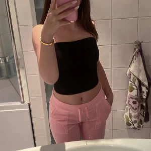 Juicy byxor - Snygga juicy i storlek S.  Saknar metallgrejerna då de trilla av redan efter andra gången jag använde dem❤️