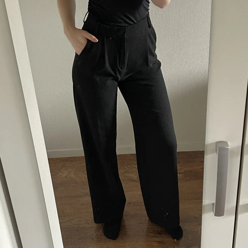 Kostymbyxor från Zara, storlek XS full length. Hög midja. Jeans & Byxor.
