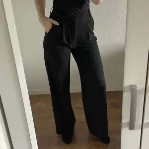 Kostymbyxor från Zara, storlek XS full length. Hög midja