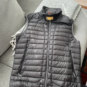 Parajumper väst - Parajumper väst sparsamt använd, Stl xl men mer som en L. Köpt på Nk i Göteborg.