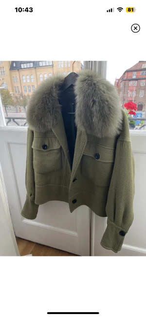 Charlie jacka meotine  - Säljer min jacka för ett bra pris. Bra skick o modellen går inte att köpa på hemsidan längre 🫶🏻kan även tänka mig byta mot en annan Charlie jacka i svart, grå eller grön 