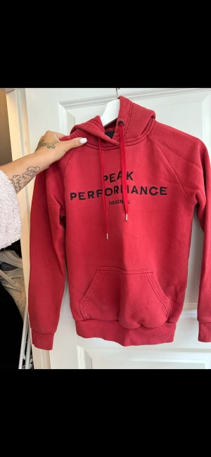 Peak hoodie - Litet hål som bilden visar, lättlagat 