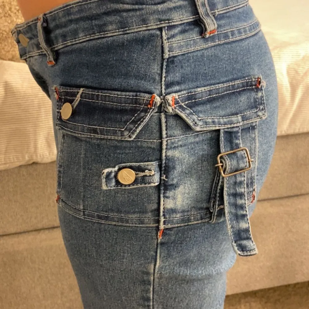 Lågmidjade jeans med coola fickor, för små för mig. Jeans & Byxor.