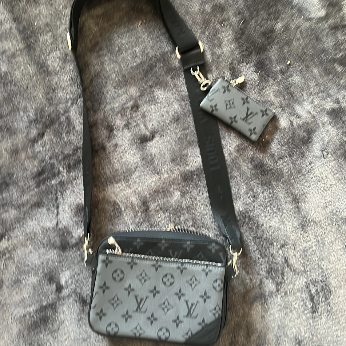 Louis Vuitton  - 90