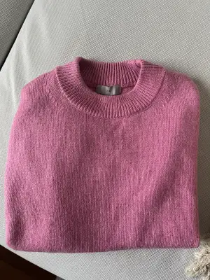 Jättefin rosa stickad (slutsåld) från hm. Fint skick!  Stl M men sitter fint oversized på mig som vanligtvis är en xs. 