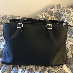 Perfekta Skolväskan - Skitsnygg Don Donna workbag som får plats med dator och så många böcker! Så stor, användbar och snygg😍😍🥰