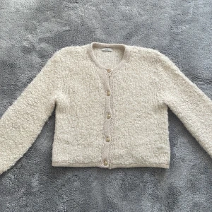 Snygg kofta  - Storlek M/S fluffig med guld knappar. Från Gina tricot 