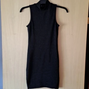 Glitrig festklänning - Glittrigklänning från Gina Tricot I gott skick