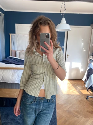 Tajt skjorta  - Tajt randig skjorta med knyte där bak