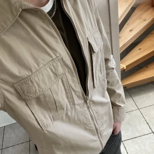 Jacka, skjortjacka - Säljer denna skjortjacka då jag inte använder den längre. Den är i helt perfekt skick, inga tecken på skador. Storlek S men passar även personer med strl M ( jag har M och den passar mig jättebra).
