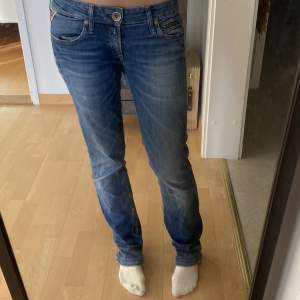 Snygga lågmidjade jeans från replay, jag är 165 och bär storlek 36 på jeans💞