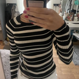 Randig tröja - Supersnygg randig ribbad tröja som tyvärr inte kommer till användning🩷 stretchigt material och väldigt bekväm