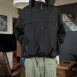 Baggy Fristads windbreaker - Fin sindvreaker från fristads, loose fit och bekväm med luva. Bra skick skriv om du har frågor. Storlek XL