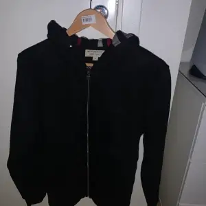 Burberry Zip hoodie 1:1 som inte har använts och är fortfarande i bra skick.  