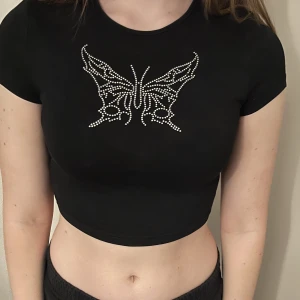 Svart crop top  - Gullig Crop top med fjärils motiv av rhinestones 