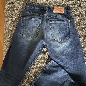 Vintage Levis jeans! W32,L43 Passar mig som har 36/38 i stl. Jag är 170 lång 