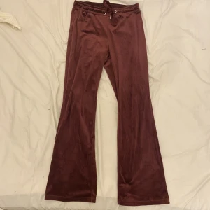 Mjukisbyxor från Cubus - Vinröda mjukisbyxor från Gina Tricot i sammetliknade material i storlek M. Använda 1 gång. Säljer pga att de inte kommer till användning. 