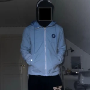 TRAPSTAR IRONGATE T WINDBREAKER - BLUE GRADIENT - En Trapstar windbreaker jacka i storlek M (men passar mig och jag har S på mina jackor) Den är knappt använd bara testad. Pris kan diskuteras men inte nåt överdrivet. 
