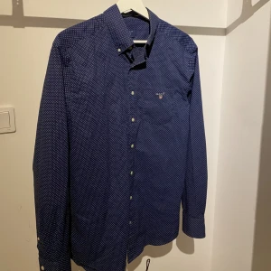 Mörkblå Gant skjorta  - Säljer en mörkblå prickig gantskjorta i storlek M 39/40. Passar true to fit regular fit. Sparsamt använd med inga synliga fel! Riktigt bra kvalité med 100% bomull. Skriv för mer info eller vid funderingar🤙🏼