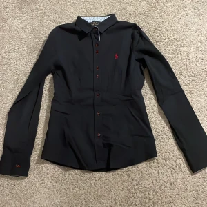 Polo Ralph Lauren skjorta - Väldigt bra skick Storlek S men är mer som XS