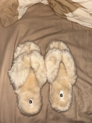 Tofflor  - Fluffiga tofflor. Aldrig användt pga för små 