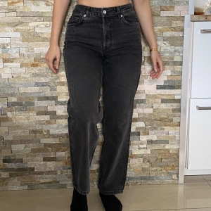 Jeans  - Jeans från selected femme. Köpt för nästan 700kr och säljer för 300kr. Endast använd två gånger. Jag är 160cm så de är perfekta för dig som är lika lång. Waist 26 