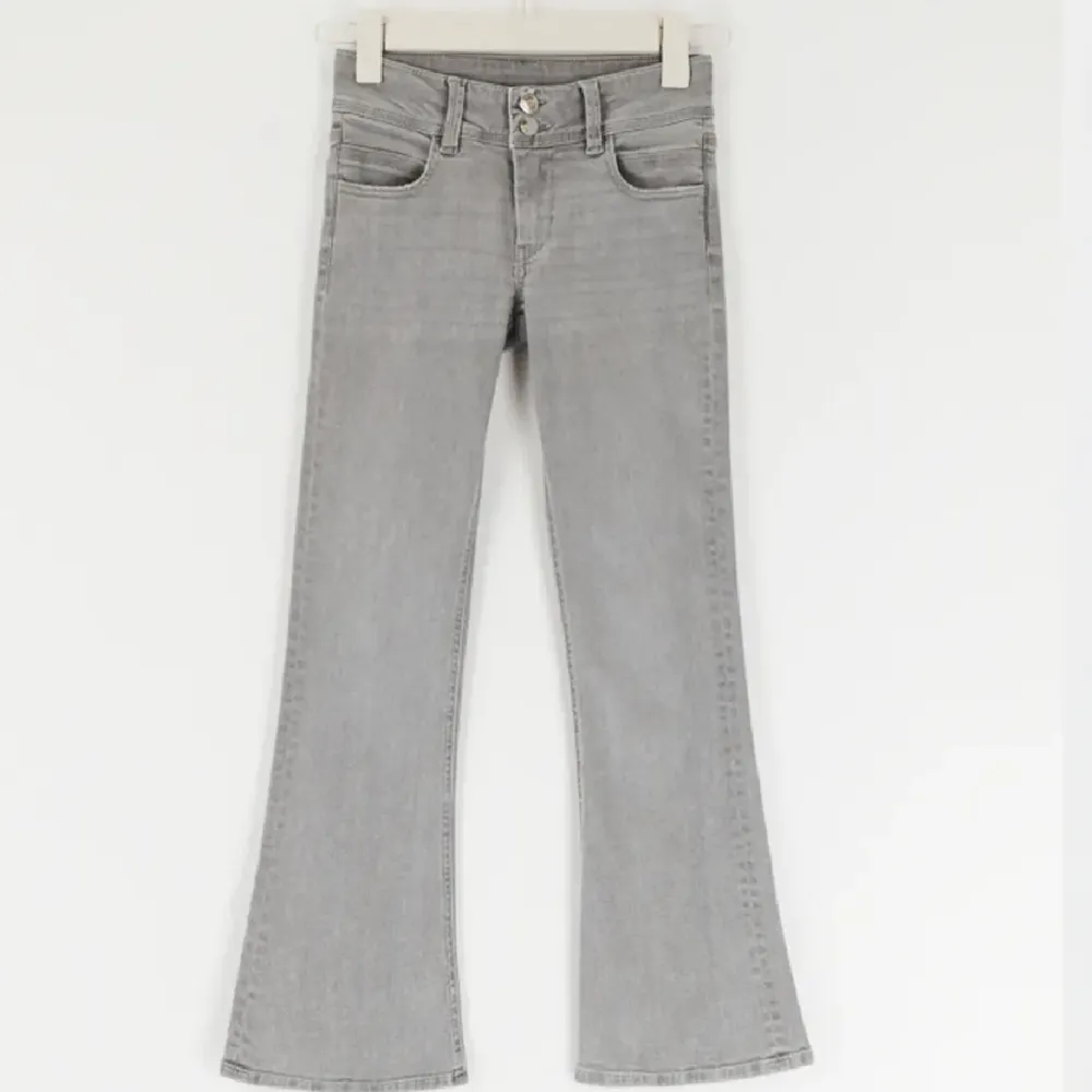 Lågmidjade jeans från Gina tricot i storlek 152 men passar mig som vanligtvis brukar ha stl 32 . Jeans & Byxor.