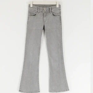Low waist jeans från Gina  - Lågmidjade jeans från Gina tricot i storlek 152 men passar mig som vanligtvis brukar ha stl 32 