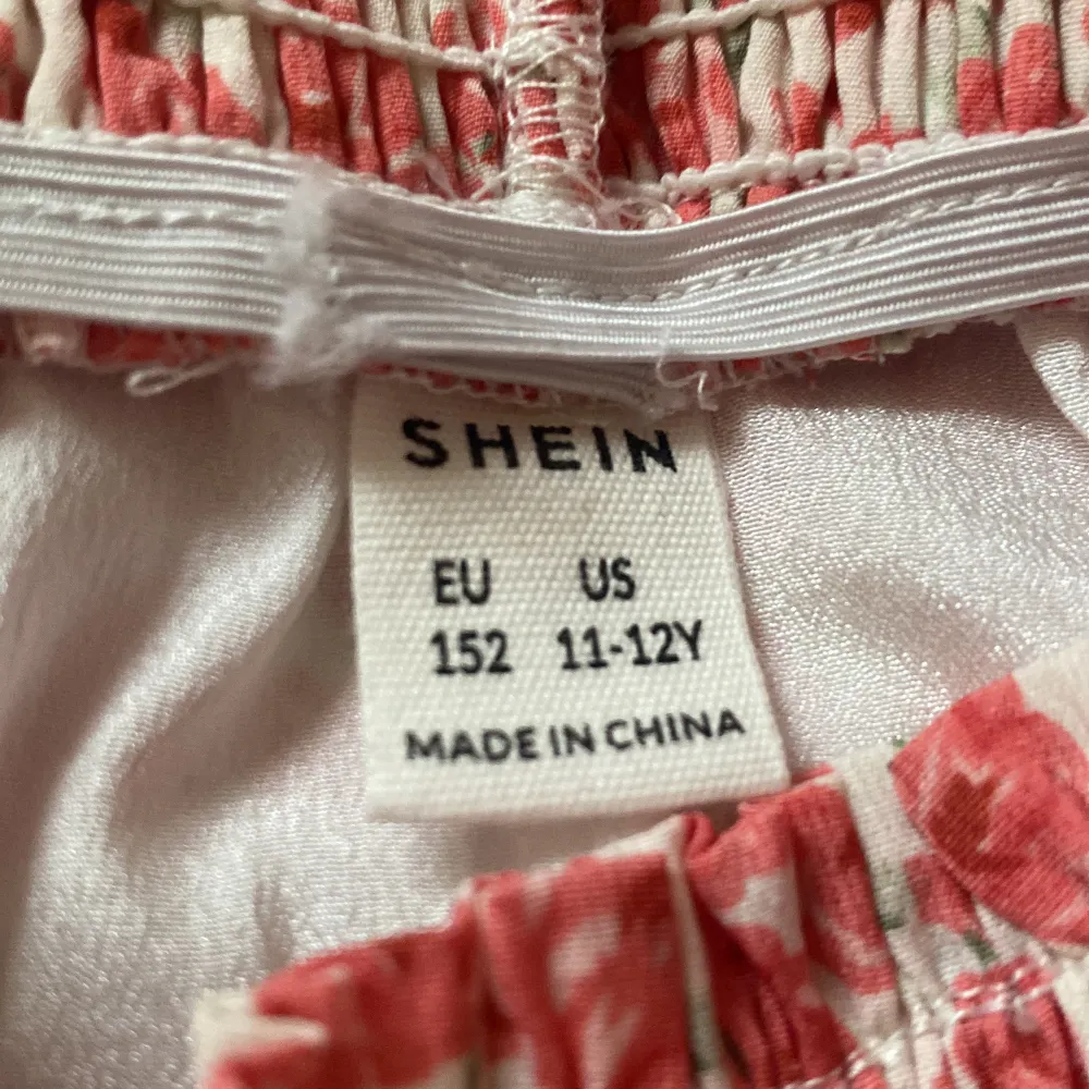En vit kjol Me rosa blommor från Shein köpt för 119kr säljer för 50kr. Storlek 152 eller 11-12. Bra material o strechig i midjan. Midjemått: 75 men strechig, längd:39. Kjolar.
