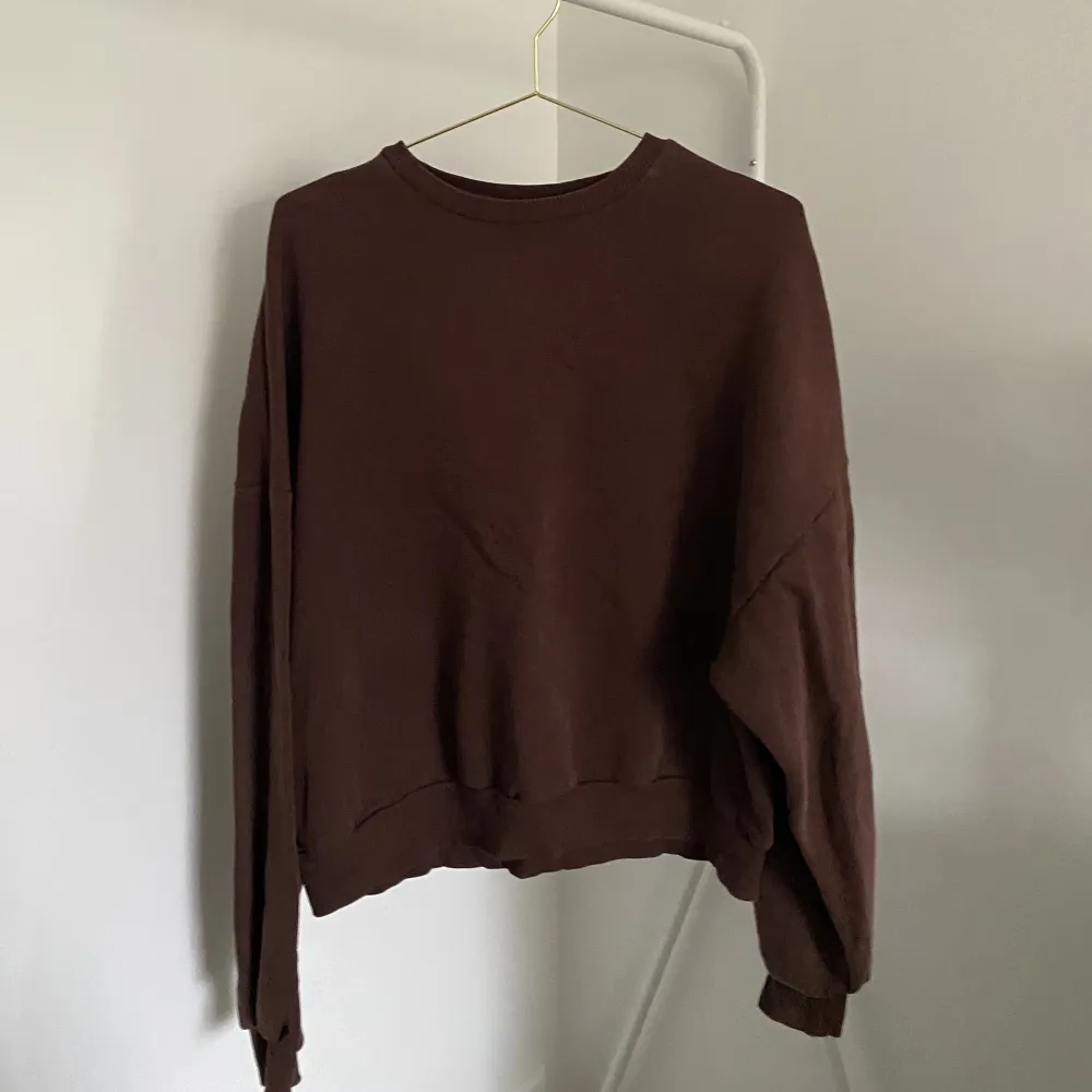 En brun oversize sweatshirt från Nelly. Storlek XS. . Tröjor & Koftor.