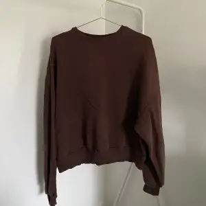 En brun oversize sweatshirt från Nelly. Storlek XS. 