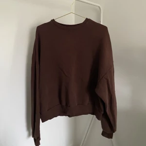 Brun sweatshirt  - En brun oversize sweatshirt från Nelly. Storlek XS. 