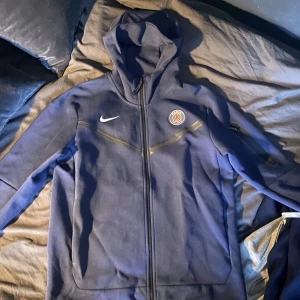 Nike hoddie psg - Säljer denna hoodie som endast använd en gång, skick är 10/10 och köpte för 1400, säljer för endast 450 eftersom jag inte använder den, kom privat för mer bilder👍🏻